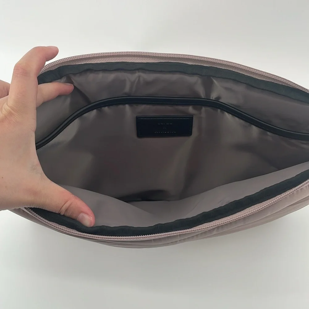 Caraa x Athleta Tech Pouch in Nouveau Rose A14